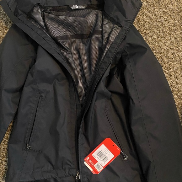 North Face Resolve Jacket - Picture 3 of 3